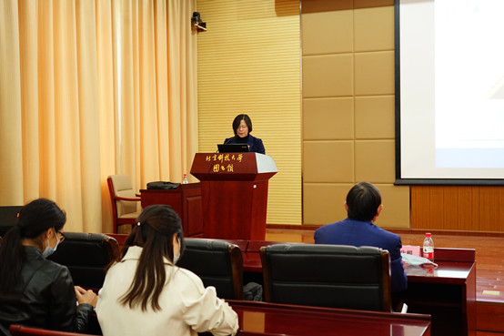 2-学院党委书记武森主持报告会.JPG